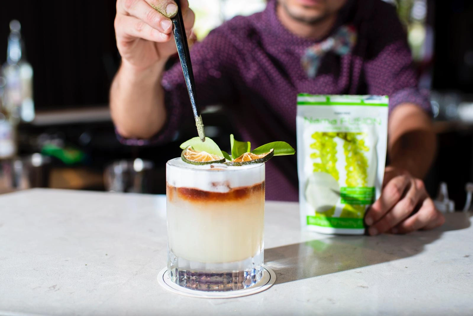 Mixologue en action préparant un cocktail lors d'un événement professionnel