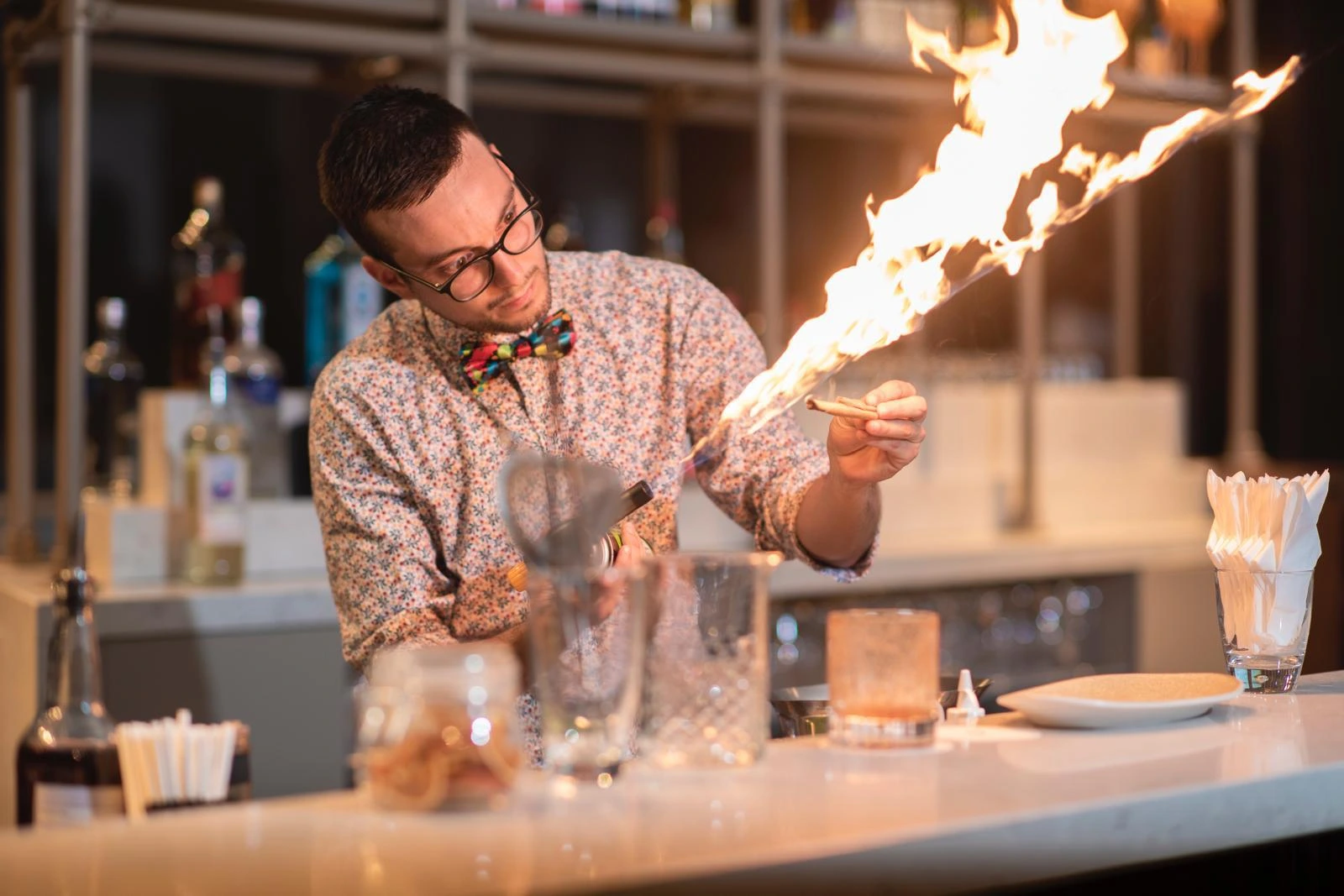 Invités dégustant des cocktails raffinés lors d'un événement COCO